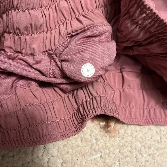 RARE!!  Lululemon Hotty Hot Short II 2.5" Velvet Dust Size 4 - Picture 6 of 6